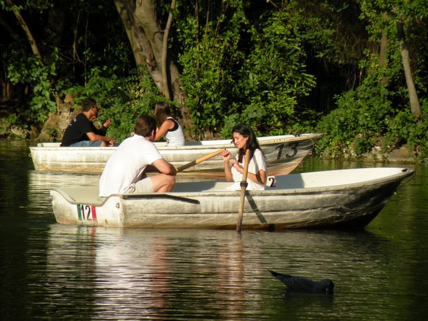  jeunes gens sur une barque